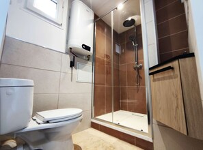 Dusj, hårføner, bidé og håndklær