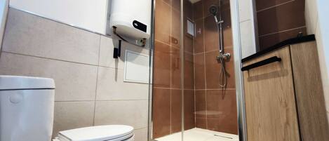 Douche, séchoir à cheveux, bidet, serviettes fournies