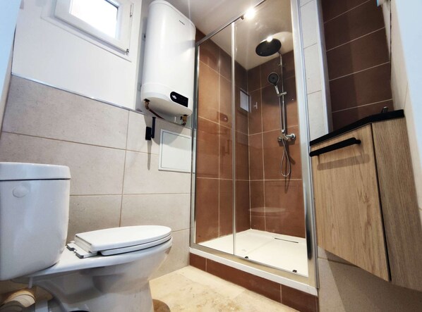 Doccia, asciugacapelli, bidet, asciugamani