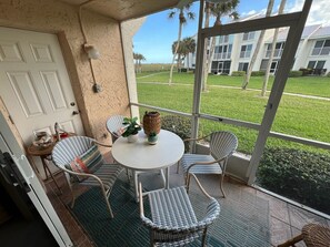 Outdoor dining - Ocean front 2-bedroom condo just steps away from the beach (Fort Pierce)