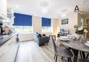 Fridge, microwave, oven, stovetop - Affordable 1-Bed Apt: Free Parking & City Access (Greater Manchester)