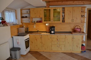 冷蔵庫、電子レンジ、コンロ、コーヒー / ティーメーカー