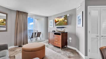 Deluxe-Apartment, 1 King-Bett und Schlafsofa, Küche, eingeschränkter Meerblick | Wohnbereich | Fernseher