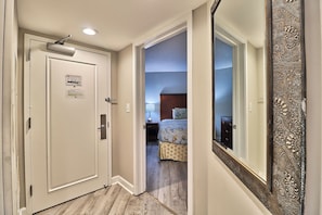 Bloc d'apartaments superior, 1 llit de matrimoni gran i sofà llit, cuina, vistes parcials a l'oceà | 1 dormitori, wifi gratuïta i roba de llit