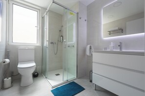 Hair dryer, towels, soap, toilet paper - Modern beachside apartment (València)
