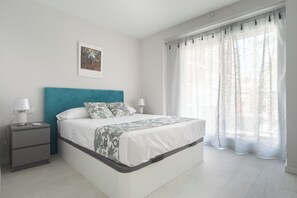 2 bedrooms, iron/ironing board, WiFi, bed sheets - Modern beachside apartment (València)