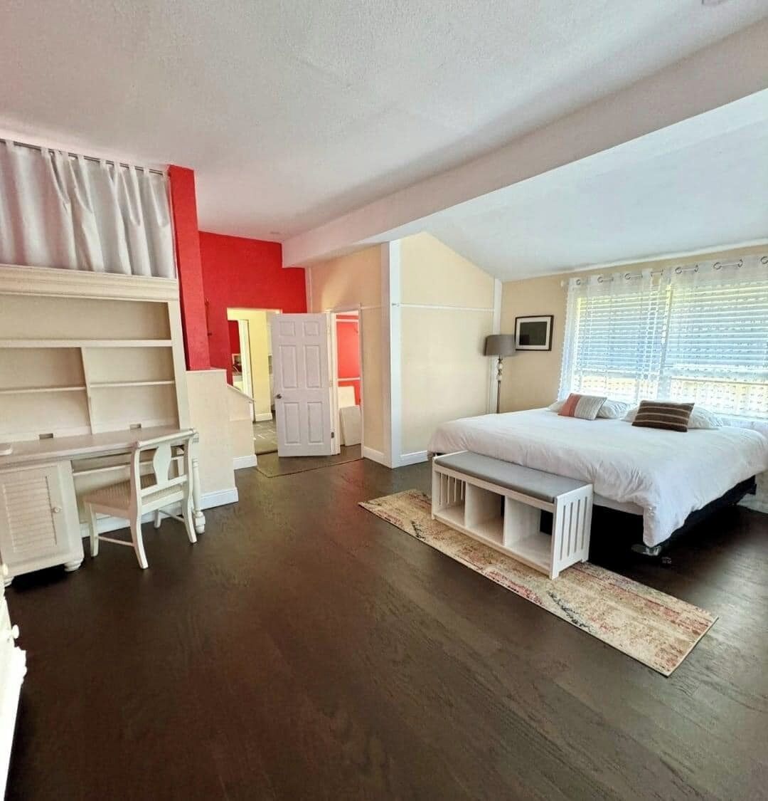 Sponge Docks. Charming, renovated, large studio, in Historic Tarpon Springs.
