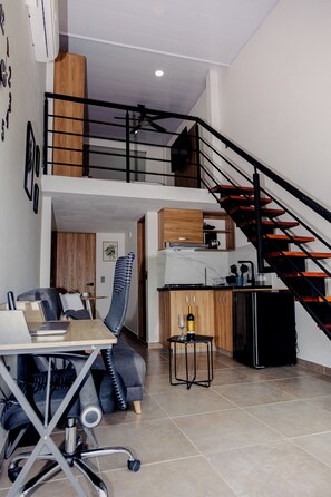 Deluxe Dubleks, Balkon | Oturma alanı | Kablolu TV kanalları bulunan 50 inç akıllı televizyon, ofis 