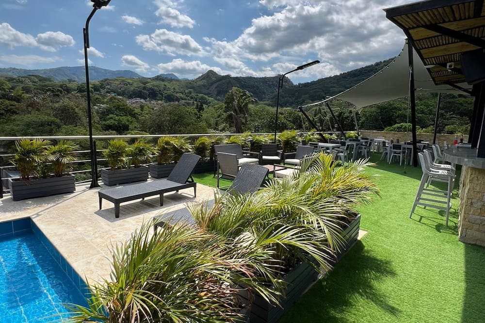 Central Suites by H&R