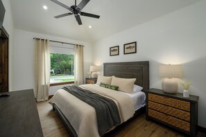 3 bedrooms, WiFi, bed sheets - Orange Door Oasis -Gorgeous 3BR/BA Lake House  (Pottsboro)