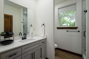 Dusj, hårføner, håndklær og såpe