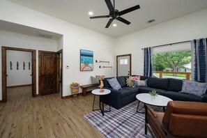 TV - Orange Door Oasis -Gorgeous 3BR/BA Lake House  (Pottsboro)