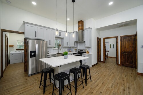 Orange Door Oasis -Gorgeous 3BR/BA Lake House 