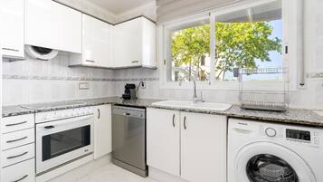 FrigorĂfico, microondas, horno y lavavajillas