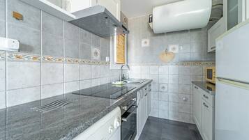 Réfrigérateur, micro-ondes, four, cafetiÚre/bouilloire