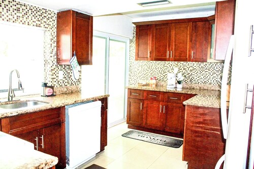 4-bedroom pool house in peaceful Sunrise with AC, WiFi, King bed