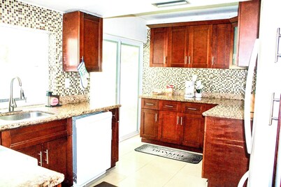 4-bedroom pool house in peaceful Sunrise with AC, WiFi, King bed