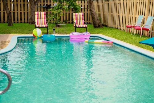 4-bedroom pool house in peaceful Sunrise with AC, WiFi, King bed