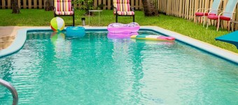 4-bedroom pool house in peaceful Sunrise with AC, WiFi, King bed