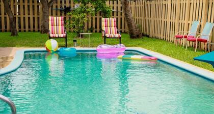 4-bedroom pool house in peaceful Sunrise with AC, WiFi, King bed