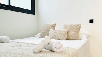 1 dormitorio, tabla de planchar con plancha, wifi y ropa de cama