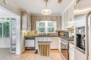 Fridge, microwave, oven, stovetop - 1 Mi to Beaches: Fairhope Home w/ Yard! (Fairhope)