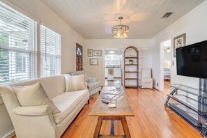 TV, music library, computer monitors, printers - 1 Mi to Beaches: Fairhope Home w/ Yard! (Fairhope)