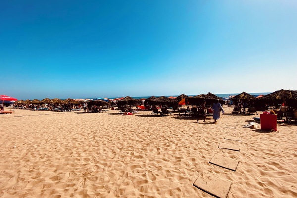 Beach nearby, sun-loungers, beach towels