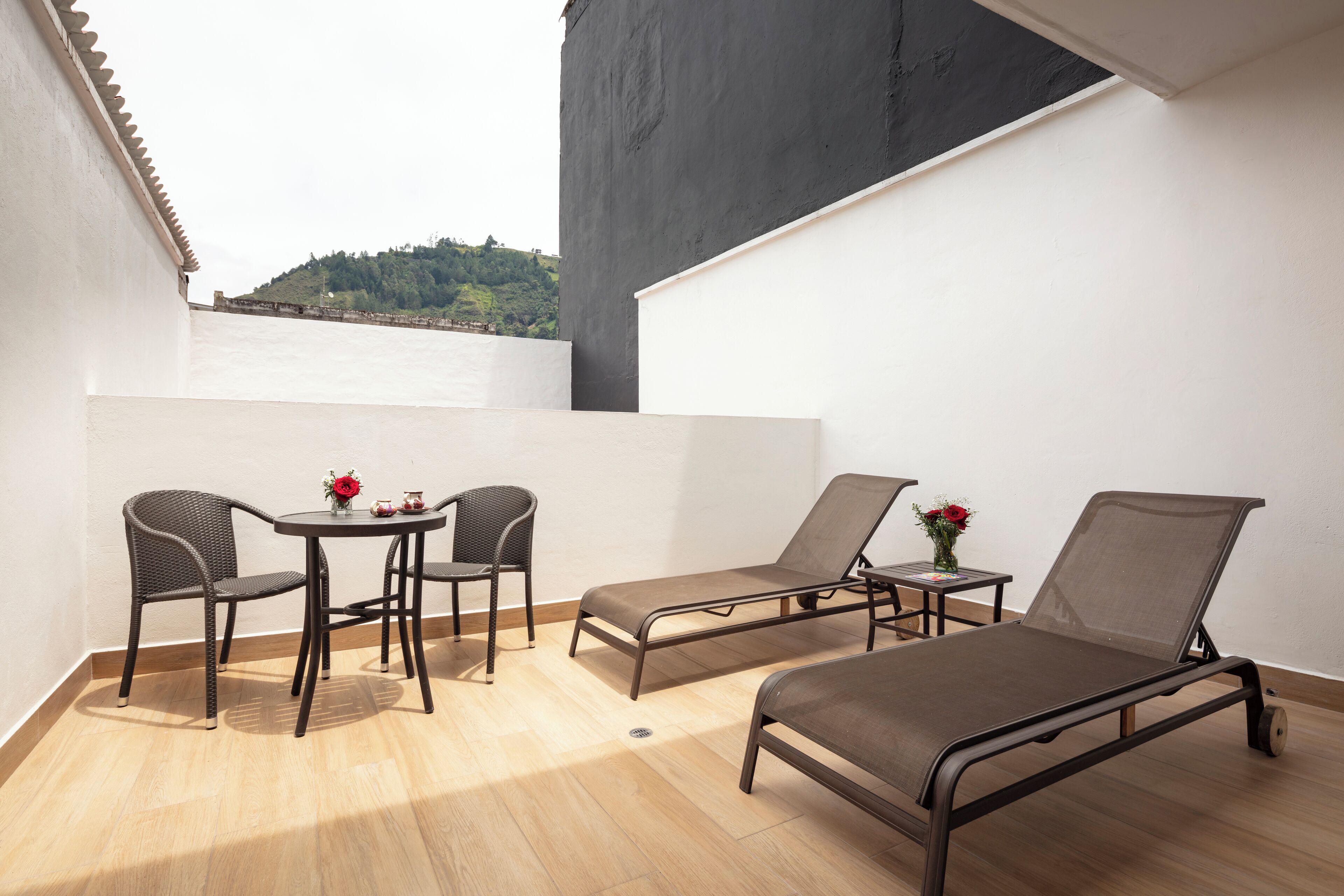 Tweepersoonskamer, Meerdere bedden, balkon, uitzicht op bergen | Uitzicht op de bergen