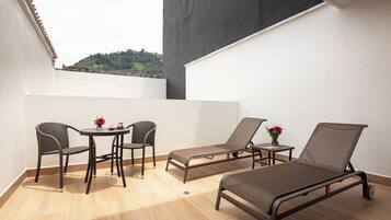 Tweepersoonskamer, Meerdere bedden, balkon, uitzicht op bergen | Uitzicht op de bergen