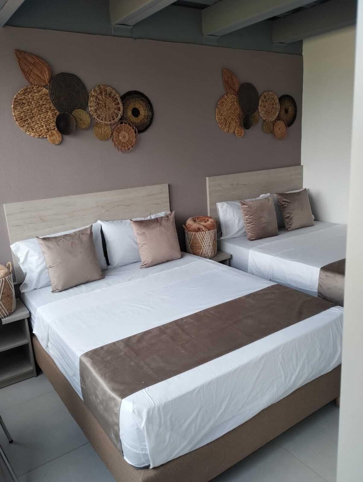 Habitación cuádruple ejecutiva | Ropa de cama de alta calidad, edredón, escritorio y wifi gratis 