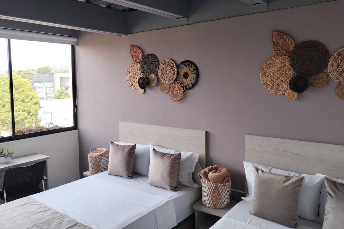 Executive vierpersoonskamer | Luxe beddengoed, donzen dekbedden, een bureau, gratis wifi