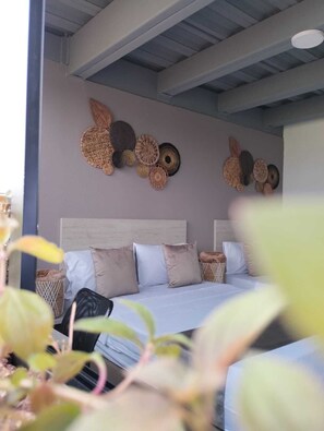 Habitación cuádruple ejecutiva | Ropa de cama de alta calidad, edredones de plumas, escritorio