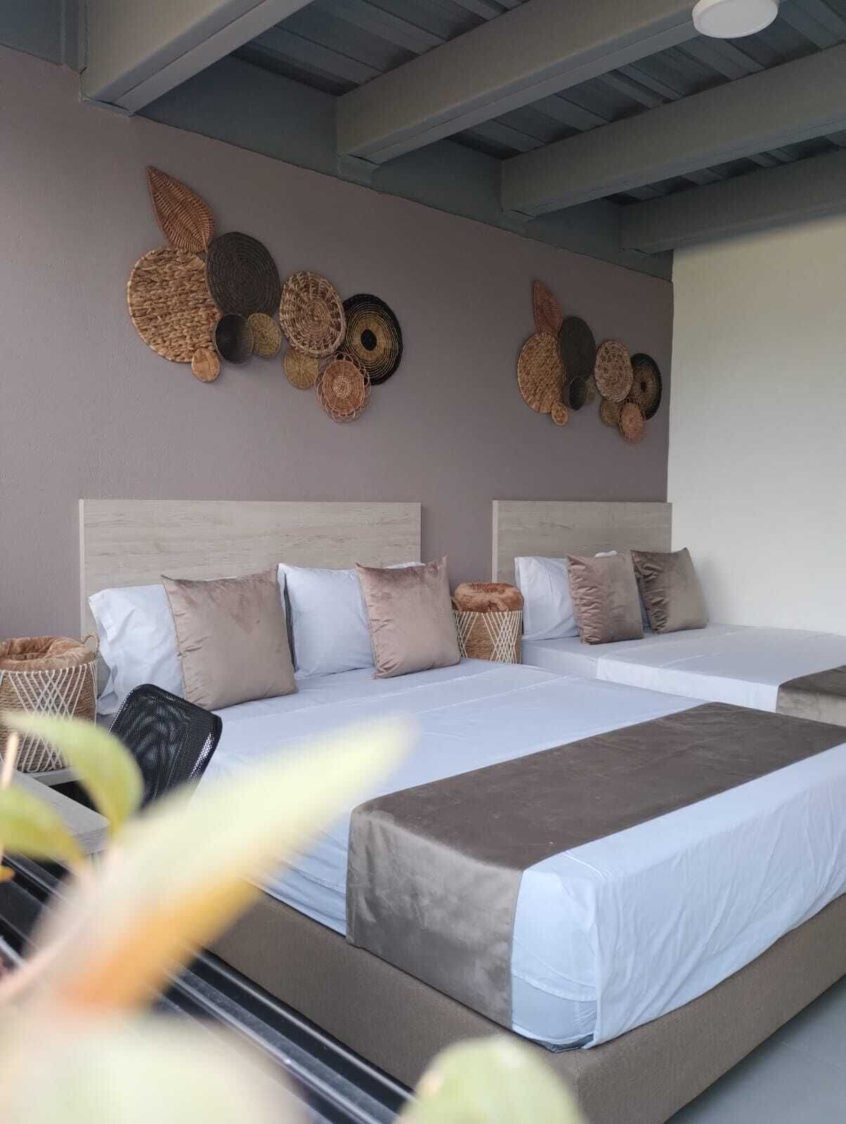 Habitació quàdruple executiva | Roba de llit d'alta qualitat, cobrellits, escriptori i wifi gratuïta 