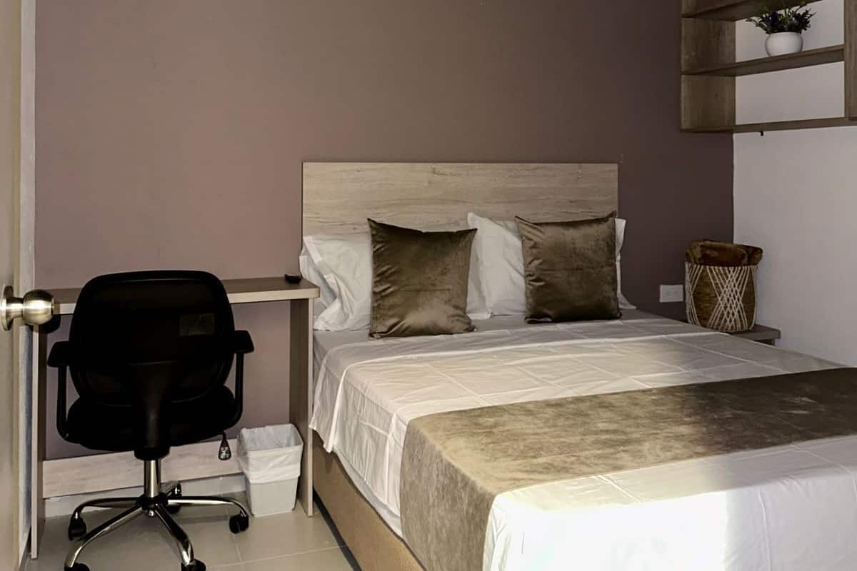 Executive tweepersoonskamer | Luxe beddengoed, donzen dekbedden, een bureau, gratis wifi