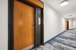 1 غرفة نوم ومكتب ومساحة عمل للكمبيوتر المحمول ومكواة/لوح كي