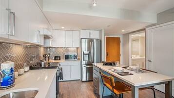 Apartemen, 1 Tempat Tidur Queen, Bebas Asap Rokok, dapur | Area keluarga | TV layar datar