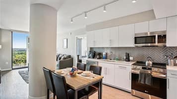 Apartment, 2 Bedrooms, Non Smoking, Kitchen | Private kitchen | Full-size fridge, microwave, oven, stovetop