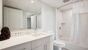 Apartment, 2 Bedrooms, Non Smoking, Kitchen | Bathroom | Hair dryer, towels