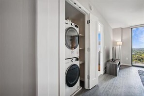 تلفزيون بشاشة مسطحة