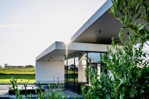 Exterior - It's located in the heart of Summerstrand near the beach and the Boardwalk Mall. (Gqeberha)