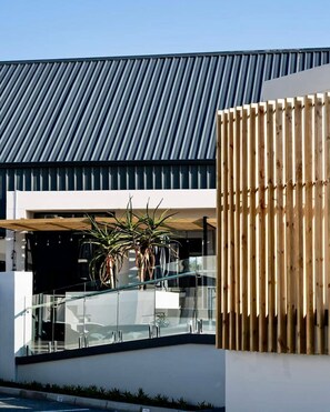 Exterior detail - It's located in the heart of Summerstrand near the beach and the Boardwalk Mall. (Gqeberha)