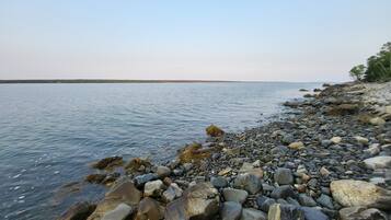 Ligstoelen aan het strand