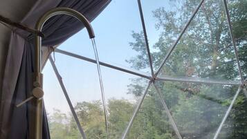 Milieuvriendelijke toiletartikelen, een haardroger, handdoeken, zeep