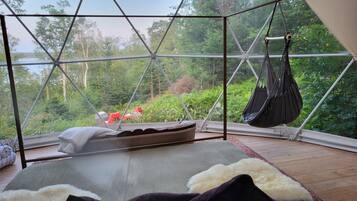 1 slaapkamer, een bureau, een strijkplank/strijkijzer, beddengoed