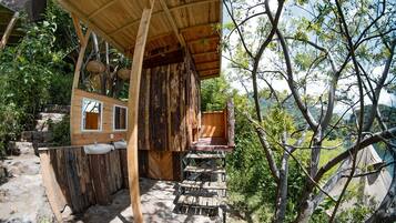 Chambre Double Panoramique, 1 trÚs grand lit, vue lac | Salle de bain | Douche, douche à « effet pluie », articles de toilette gratuits