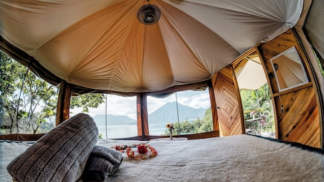 Ropa de cama de alta calidad y decoración personalizada . Fuego Atitlan Eco-Hotel