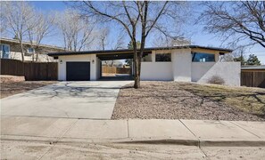 Property grounds - Hidden Jewel for the Family, Near the Broadmoor
(Colorado Springs)