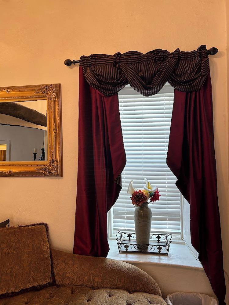 Josefina's King Suite in Historic Old Mesilla Plaza. Mesilla Vrbo