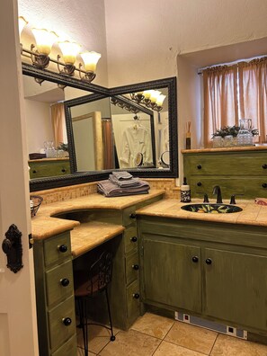 Haartrockner, Handtücher, Seife, Toilettenpapier